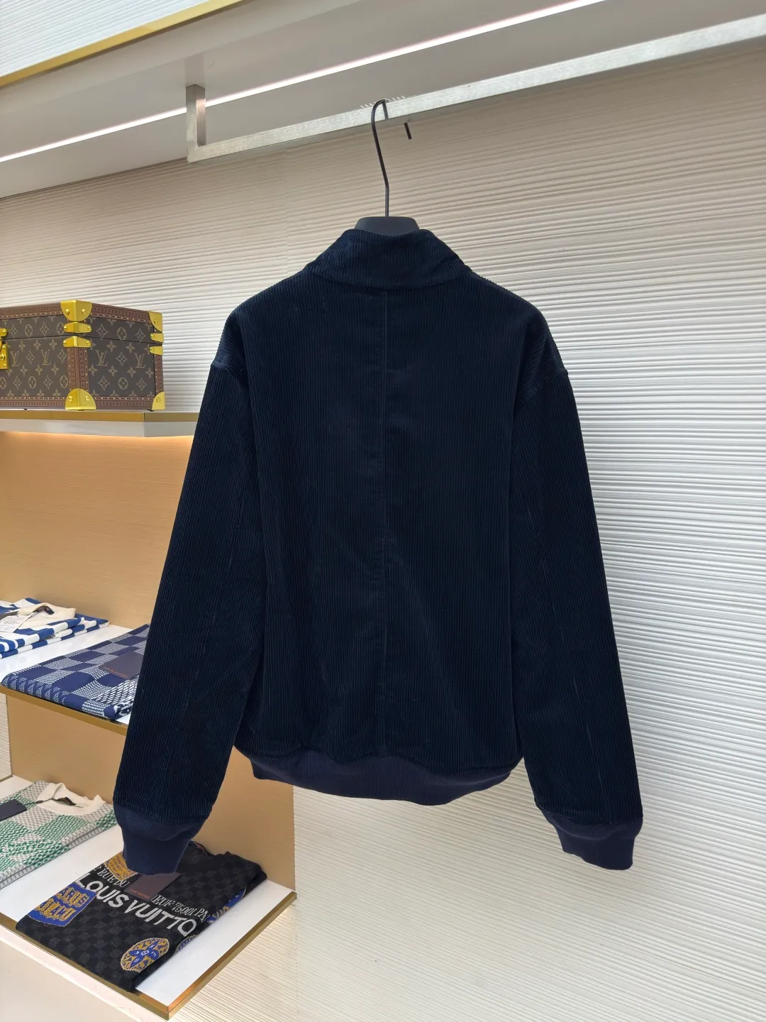 Ralph Lauren embroidered corduroy jacket ●Authentic product: Purchased and developed for 3990 ●Item number: 1680050-B55 ●Fabric: corduroy fabric ●Technology: Positioning cutting machine ●Version: Fitted version ●Weight: about 905 grams ●Size: S-M-L-XL ●Description: Customized wide-ribbed corduroy fabric with clear texture, excellent texture, comfortable and skin-friendly, elegantly presented with a touch of deep navy blue Low-key and luxurious. The exquisite red pony logo is embellished, igniting the overall vitality and passion. The stand-up collar design is simple and elegant. When the light falls, it shows subtle changes in luster and is intertwined with the undulations of the wide ribs. The jacket injects a vivid soul and has extremely high matching flexibility. Adopt imported machine embroidery technology, use advanced computer control system and precision mechanical components to achieve the iconic pony embroidery operation with high precision, smooth and delicate lines, and template machine to open the bag. The preset template guides the position, shape and size of the bag opening. The accuracy ensures the quality of the bag opening effect. The overall wiring is straight and delicate, the fabric is comfortable and soft, and the color is consistent without color difference. It can be matched with the same style to create a fashionable look and control various occasions. Customized accessories, complete with three standards, same style for men and women!